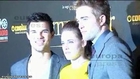 Robert Pattinson se besa con una modelo para Dior
