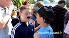 Record du monde de faux moustachus au parc Astérix